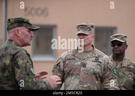 Generalmajor der bulgarischen Landstreitkräfte Mihail Popov erörtert die Fähigkeiten seines Landes gegenüber dem NATO Allied Land Component Commander USA Generalleutnant Roger Cloutier und Oberst Kendrick Traylor, Befehlshaber der Area Support Group-Black Sea, am 3. März 2022 im Ausbildungsgebiet Novo Selo, Bulgarien. Das Ausbildungsgebiet Novo Selo ist eine Ausbildungseinrichtung, die von der Area Support Group-Black Sea betrieben wird und zur Durchführung militärischer Übungen sowie zur Förderung bilateraler Beziehungen zu den bulgarischen Landstreitkräften genutzt wird. Stockfoto