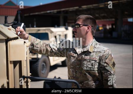 USA Air Force Tech Sgt. David Lemon, 621. Mobility Support Operations Squadron Expeditionary Air Ground Liaison Element Specialist, Measures and Marks a Humvee, 2. März 2022, Hunter Army Airfield, Savannah, Georgia. Flugzeuge, die der 621. Noteinsatzstaffel, 321. CRS und 621. Mobilitätshilfestaffel zugeteilt sind, integriert mit Soldaten, die der 3. Infanteriedivision und der Arrival Departure Airfield Control Group zugeteilt wurden, um Fracht, Ausrüstung und Personal für einen schnellen Einsatz abzufertigen. Stockfoto