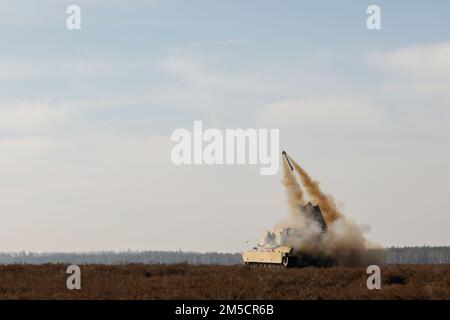 EIN US-AMERIKANISCHER Army M1150 Assault Breacher-Fahrzeug wurde Bravo-Kompanie zugewiesen, 1. Brigadeingenieurbataillon, 1. Panzerbrigade-Kampfteam, 1. Infanterie-Division feuert eine inerte M58 Mine Clearing Line-Ladung in Karliki, Polen, 2. März 2022. Ein MICLIC ist eine Raketensprengladung, die Minen in einem achtmal zehn Meter großen Landstück säubern kann, um gefährliche Gebiete sicher zu durchqueren. Stockfoto