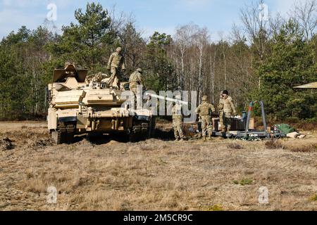 USA Soldaten der Bravo-Kompanie, 1. Brigadeingenieurbataillon, 1. Panzerbrigade-Kampfteam, 1. Infanteriedivision, richteten am 2. März 2022 eine inerte M58-Mine-Clearing-Linie in Karliki, Polen, ein. Ein MICLIC ist eine Raketensprengladung, die Minen in einem achtmal zehn Meter großen Landstück säubern kann, um gefährliche Gebiete sicher zu durchqueren. Stockfoto