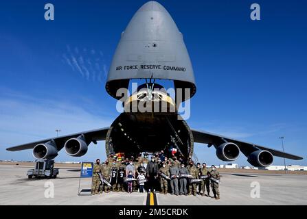 Keldon Johnson, ein Basketballspieler von San Antonio Spurs, steht für ein Foto mit Mitgliedern des 433. Airlift Wing und ihren Familien am Joint Base San Antonio-Lackland, Texas, 2. März 2022. Stockfoto