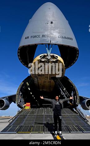 Keldon Johnson, ein Basketballspieler von San Antonio Spurs, steht für ein Foto mit einem C-5M Super Galaxy-Flugzeug während seines Besuchs im 433. Airlift Wing auf der Joint Base San Antonio-Lackland, Texas, am 2. März 2022. Stockfoto