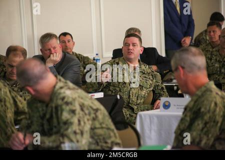 PENSACOLA, Florida (2. März 2022) Hauptmann George A. Kessler, Jr., commodore, Surface Combat Systems Training Command, gibt Feedback an Flottenführer Pete Garvin, Commander, Naval Education and Training Command (NETC), während einer kurzen Präsentation in einem Frühling außerhalb des Geländes an der Naval Air Station Pensacola. Das Treffen bot der LEITUNG des BEREICHS Personalentwicklung DER NETC/MyNavy HR Force Development Gelegenheit, eine Reihe von Prioritäten und Fragen zu erörtern, die über die Mission „Street to Fleet“ (von Straße zu Flotte) zur Rekrutierung, Ausbildung und Auslieferung kampfbereiter Krieger an die Flotte hinausgehen. Stockfoto