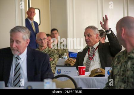 PENSACOLA, Florida (2. März 2022) Mitch Allen, Executive Director, Center for Naval Aviation Technical Training, bietet Feedback während einer Kurzpräsentation beim Naval Education and Training Command (NETC), das sich in der Naval Air Station Pensacola befindet. Das Treffen bot der LEITUNG des BEREICHS Personalentwicklung DER NETC/MyNavy HR Force Development Gelegenheit, eine Reihe von Prioritäten und Fragen zu erörtern, die über die Mission „Street to Fleet“ (von Straße zu Flotte) zur Rekrutierung, Ausbildung und Auslieferung kampfbereiter Krieger an die Flotte hinausgehen. Stockfoto