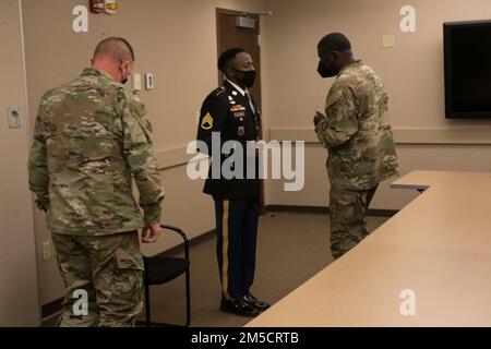 Staff Sgt. Savon Tyree Hollimon (Zentrum), ein Kavallerie-Späher mit 1. Bataillon, 68. Rüstungsregiment, 3. Bewaffnete Brigaden-Kampfeinheit, 4. Infanterie-Division, lässt seine Uniform von Kommandoleiter Jelani Edwards (rechts), dem 4. Infanterie-Division Artillerie-Führer, inspizieren. Und Sergeant Major Kevin Miller (links), der ranghöchste Anführer von 4. Inf. Div G-3-Operationen, während des Vorstands des Sergeant Audie Murphy Club (SAMC), 2. März 2022, in Fort Carson, Colorado. Der SAMC-Vorstand ist nur einer von vielen strengen Schritten, um das SAMC-Medaillon zu erhalten; nur die zwei besten Prozent der Noncom Stockfoto