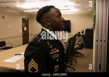 Staff Sgt. Savon Tyree Hollimon, Kavallerie-Späher mit 1. Bataillon, 68. Rüstungsregiment, 3. Kampfteam der Brigade, 4. Infanteriedivision, rezitiert Majoran Audie Murphy während des Feldwebel-Audie-Murphy-Club-Boards im 4. Inf. Div Hauptquartier in Fort Carson, Colorado, 2. März 2022. Die Vorstandsanwärter müssen die fünf-Absatz-Biografie des pensionierten Majors Audie Murphy als eine der vielen Tests während des Vorstands vortragen. Stockfoto