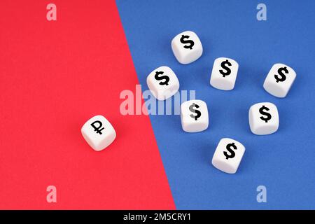 Geschäftskonzept. Auf rotem Hintergrund ein Würfel mit Rubel-Symbol, auf einem blauen Würfel, Würfel mit Dollarsymbol. Stockfoto