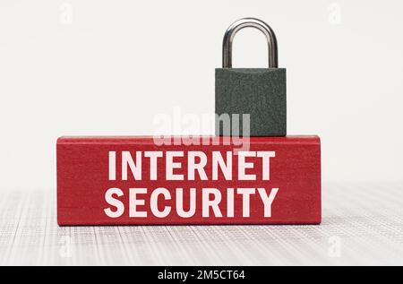 Geschäfts- und Sicherheitskonzept. Auf den Berichten steht ein roter Block mit der Aufschrift - Internetsicherheit und ein Schloss. Stockfoto