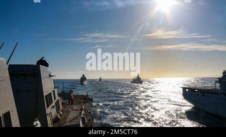 220302-N-HK187-0172 NORDSEE (MÄRZ 3, 2022) der Arleigh Burke-Klasse Lenkflugkörper-Zerstörer USS Forrest Sherman (DDG 98) führt mit DEM italienischen Flugzeugträger GUISEPPE Garibaldi (C-551) und Einheiten der Standing NATO Maritime Group (SNMG) 1, einschließlich des deutschen Nachschubölers FGS Berlin, der Königlich Dänischen Navy Fregatte HDMS Peter Willermoes (F362), Royal Netherlands Navy Fregatte HNLMS Van Amstel (F831) und deutsche Korvette FGS Erfurt, 3. März 2022. Forrest Sherman wird zum europäischen Operationssaal entsandt und nimmt an einer Reihe von maritimen Aktivitäten zur Unterstützung von Teil Stockfoto