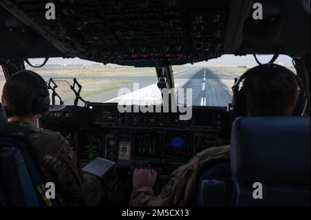 USA Die Luftwaffenkapitäne. Alex Ortiz, Left, und will Carraway, Piloten, die dem 816. Expeditionary Airlift-Geschwader zugeteilt wurden, bereiten sich auf die Landung einer US-Einheit vor Air Force C-17 Globemaster III, Ali Al Salem Air Base, Kuwait, 2. März 2022. Der 816. EAS, der zusammen mit der Neunten Luftwaffe (Air Forces Central) eingesetzt wird, ist für die Lieferung von Fracht und Personal an die Stützpunkte der US-Streitkräfte und der nationalen Streitkräfte der Partner verantwortlich und liefert Luftstrom an die USA Verantwortungsbereich des Zentralkommandos. Stockfoto