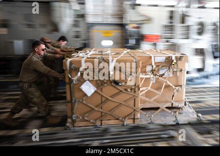 USA Flugzeuge, die dem 386. Expeditionary Logistics Readiness Squadron und dem 816. Expeditionary Airlift Squadron zugeteilt sind, entladen Fracht aus den USA Air Force C-17 Globemaster III, Ali Al Salem Air Base, Kuwait, 2. März 2022. Der C-17 Globemaster III ist in der Lage, Truppen und Fracht schnell und strategisch direkt an Haupt- oder Vorstandorte in den USA zu liefern Verantwortungsbereich des Zentralkommandos. Stockfoto