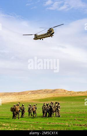 Eine CH-47-Hubschraubercrew aus Chinook mit der 11. Expeditionary Combat Aviation Brigade fliegt über Sulaymaniyah Asayish SWAT-Mitglieder während einer Hubschrauberübung bei Sulaymaniyah, Irak, am 2. März 2022. Die Koalition berät, unterstützt und befähigt weiterhin die Partnerkräfte, die Bereitschaft zu ihren Bemühungen zur Niederschlagung von Daesh im Irak sicherzustellen. Stockfoto