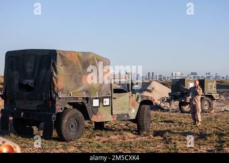 USA Marinekorps GySgt. Guthrie A. Cockrill, der Offizier des Hauptquartiers, 7. Marines Regiment, 1. Marine Division, leitet einen Humvee während einer Kommandoübung auf der Naval Amphibious Base Coronado, Kalifornien, 2. März 2022. Diese Entwicklung bot den Marines die Möglichkeit, die Einrichtung eines Regimentshauptquartiers zu üben, um Kommando und Kontrolle von verteilten Standorten aus zu ermöglichen. Stockfoto