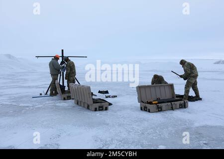 Flugzeuge des 168.-Flügelfunkflugs bauen einen tragbaren UHF-Funkmast zusammen, der die Kommunikation zu Funksystemen außerhalb des lokalen Gebiets in Nome, Alaska, 2. März erweitert. Alaska Training Arctic Eagle-Patriot 2022 erhöht die Fähigkeit der Nationalgarde, in rauen, extrem kalten Witterungsbedingungen in Alaska und der Arktis zu operieren. AEP22 verbessert die Fähigkeit militärischer und ziviler interinstitutioneller Partner, auf eine Vielzahl von Notfall- und Heimatschutzmissionen in Alaska und der Arktis zu reagieren. Stockfoto