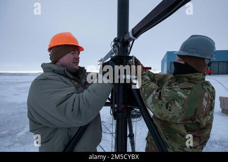 168. Wing Communications Flight Airmen Staff Sgt. Shawn McCarthy (links) und Staff Sgt. Brandon Locke bauen einen tragbaren UHF-Funkmast auf, der die Kommunikation zu Funksystemen außerhalb des lokalen Gebiets in Nome, Alaska, am 2. März erweitert. Alaska Training Arctic Eagle-Patriot 2022 erhöht die Fähigkeit der Nationalgarde, in rauen, extrem kalten Witterungsbedingungen in Alaska und der Arktis zu operieren. AEP22 verbessert die Fähigkeit militärischer und ziviler interinstitutioneller Partner, auf eine Vielzahl von Notfall- und Heimatschutzmissionen in Alaska und der Arktis zu reagieren. Stockfoto