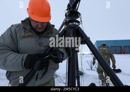 168. Wing Communications Flight Airmen Staff Sgt. Shawn McCarthy baut einen tragbaren UHF-Funkmast auf, der die Kommunikation auf Funksysteme außerhalb des lokalen Gebiets in Nome (Alaska), März 2, ausdehnt. Alaska Training Arctic Eagle-Patriot 2022 erhöht die Fähigkeit der Nationalgarde, in rauen, extrem kalten Witterungsbedingungen in Alaska und der Arktis zu operieren. AEP22 verbessert die Fähigkeit militärischer und ziviler interinstitutioneller Partner, auf eine Vielzahl von Notfall- und Heimatschutzmissionen in Alaska und der Arktis zu reagieren. Stockfoto