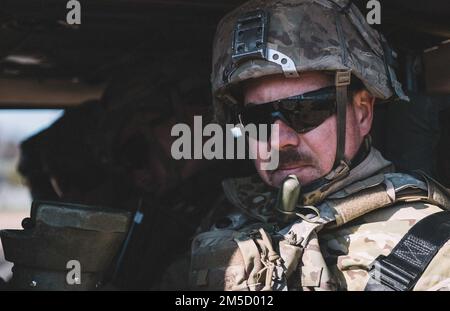 EIN US-AMERIKANISCHER Soldat, zugewiesen zu Charlie Company, 1. Geschwader, 2. Kavallerie-Regiment, probt Infill- und Exfill-Verfahren von einem UH60M Blackhawk während des Saber-Streiks 22 auf dem Militärtrainingsgelände Lest, Slowakei, 2. März 2022. Saber Strike 22 ist eine multinationale Übung vom 28. Februar bis zum 18. März 2022, die die Teilnahme von 13 alliierten NATO- und Partnerländern umfasst. Die Übung soll die kollektiven Fähigkeiten der NATO zeigen, unter strengen Bedingungen zu operieren, und zeigen, dass wir gemeinsam stärker sind. Stockfoto