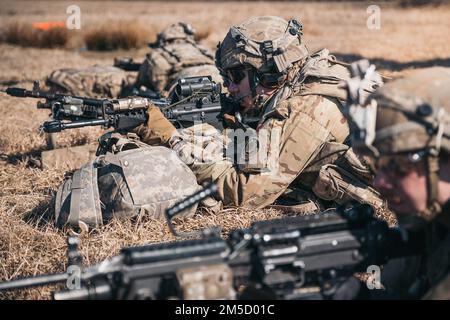 USA Soldaten, der Charlie Company zugeteilt, 1. Geschwader, 2. Kavallerie-Regiment, sorgen für Sicherheit während der Infill- und Exfill-Verfahren von einem UH60M Blackhawk während des Saber-Streiks 22 auf dem Militärtrainingsgelände Lest, Slowakei, 2. März 2022. Saber Strike 22 ist eine multinationale Übung vom 28. Februar bis zum 18. März 2022, die die Teilnahme von 13 alliierten NATO- und Partnerländern umfasst. Die Übung soll die kollektiven Fähigkeiten der NATO zeigen, unter strengen Bedingungen zu operieren, und zeigen, dass wir gemeinsam stärker sind. Stockfoto