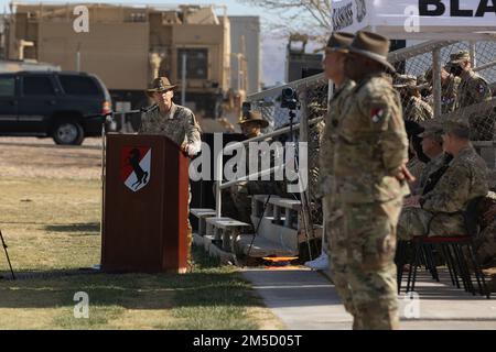 USA Army Colonel Todd W. Hook, Regimentsbefehlshaber, 11. Kavallerie-Regiment, spricht auf der Zeremonie zum Wechsel der Verantwortung der Regimentalen auf Fritz Field, Fort Irwin, Kalifornien, am 2. März 2022. Dieses Mal ist die letzte öffentliche Gelegenheit für ihn, dem ausscheidenden Oberfeldwebel Major für ihre Arbeit zu danken. Stockfoto