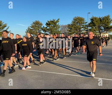 Das Blanchfield Army Community Hospital und die Soldaten der Fort Campbell Soldier Recovery Unit absolvierten im März 2 einen Abschiedsbrigade-Lauf mit Kommandoleiter Major Daniel Santiago, dem rangierten Anführer des Krankenhauses, vor seiner Zeremonie zum Verantwortungswechsel Ende der Woche. Santiago wird nach 27 Jahren in der Armee aus dem Dienst ausscheiden. Stockfoto