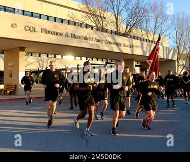 Ein letztes Mal im Krankenhaus! Das Blanchfield Army Community Hospital und die Soldaten der Fort Campbell Soldier Recovery Unit absolvierten im März 2 einen Abschiedsbrigade-Lauf mit Kommandoleiter Major Daniel Santiago, dem rangierten Anführer des Krankenhauses, vor seiner Zeremonie zum Verantwortungswechsel Ende der Woche. Nachdem er mehreren Soldaten Auszeichnungen verliehen hatte, reflektierte Kommandoleiter Major Santiago über die harte Arbeit DER Soldaten und Zivilisten VON BACH und der SRU in den letzten zwei Jahren, die die COVID-19-Reaktion unterstützten, während sie gleichzeitig die medizinische Bereitschaft der Soldaten der 101. Luftwaffe (Air Assault) ermöglichten und h Stockfoto