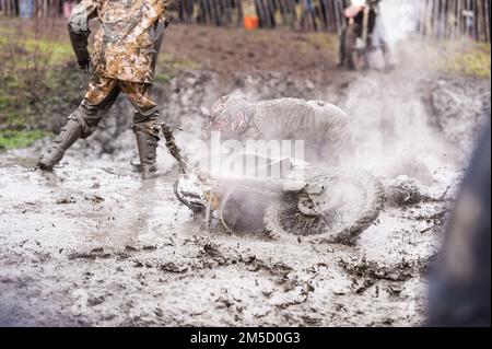 Die Wettkämpfer beim Motocross Wild und Wooly genießen den Schlamm und die Kälte am zweiten Weihnachtsfeiertag. Stockfoto