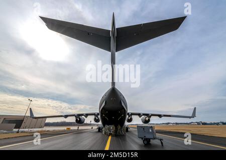 USA Flugzeuge, die dem 180. Kampfflügel der Nationalgarde Ohio zugewiesen sind, laden Fracht auf einen C-7 2 Globemaster, der dem 172. Luftwaffenflügel der Nationalgarde Mississippi zugewiesen ist, am 180FW. März 2022 in Swanton, Ohio. Cargo wurde zur Joint Base Elmendorf-Richardson, Alaska, transportiert, um die Beteiligung des 180FW an ARCTIC EDGE 2022, einer zweijährlichen Verteidigungsübung für die USA, zu erhalten Kommandobereich Nord und kanadische Streitkräfte, um gemeinsame Fähigkeiten zur raschen Dislozierung und zum schnellen Einsatz in der Arktis zu demonstrieren und auszuüben. Stockfoto