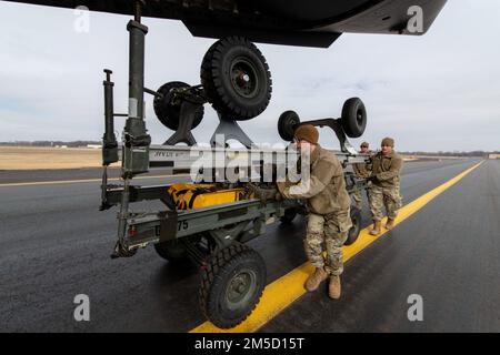 Die Flugzeuge des 180. Kampfflügels der Ohio National Guard laden Fracht auf einen C-17 Globemaster, der dem 172. Luftwaffenflügel der Mississippi National Guard zugeteilt wurde, auf der 180FW in Swanton, Ohio, 2. März 2022, für ARKTIS EDGE 2022. AE 2022 ist eine zweijährliche Verteidigungsübung für die USA Kommandobereich Nord und kanadische Streitkräfte, um gemeinsame Fähigkeiten zur raschen Dislozierung und zum schnellen Einsatz in der Arktis zu demonstrieren und auszuüben. Stockfoto