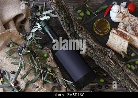 Flasche Olivenöl Brot Knoblauch Chili Stockfoto
