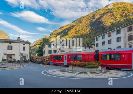 BERNINA Express of Rhaetian Railway Line durch die Stadt Tirano, Italien, Stockfoto