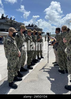 MARINESTÜTZPUNKT GUAM (2. März 2022) - der Flugzeugträger der Nimitz-Klasse USS Abraham Lincoln (CVN 72) erreichte den US-Marinestützpunkt Guam im Rahmen eines geplanten Hafenbesuchs am 2. März. Der Träger wird von der Carrier Strike Group (CSG) 3 Einheit Arleigh Burke-Klasse geführt- Raketenzerstörer USS Spruance (DDG 111) auf ihrer ersten Anlaufstelle angeschlossen. Hinterer Adm. Jeffrey T. Anderson ist derzeit Commander, CSG 3. Capt. Amy Bauernschmidt ist Kommandant von Abraham Lincoln. Am 3. Januar verließ die Fluggesellschaft San Diego mit 5.100 Besatzungsmitgliedern an Bord und einer Flugflügelkomplementiung von 75 Flugzeugen während des Streiks Stockfoto