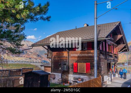 SANKT MORITZ, SCHWEIZ - 28,2022. OKTOBER: Celerina Station des Bernina Express an einem Herbsttag Stockfoto