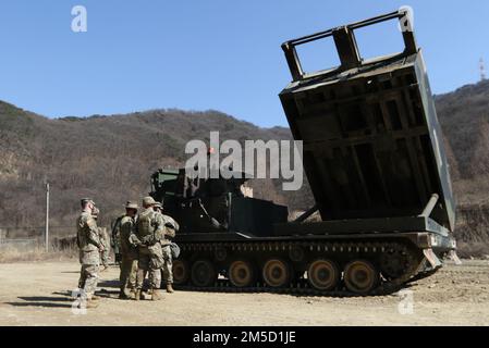 Generalmajor Smith erhält die Gelegenheit, mehr über das M270-Raketensystem zu erfahren. Stockfoto