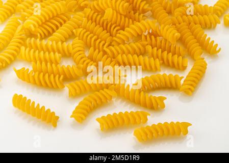 Trockene, ungekochte italienische Fusilli-Pasta, Makkaroni isoliert auf weißem Blick Stockfoto