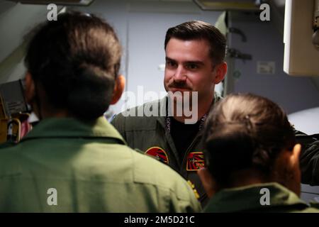 INS DEGA, Indien (3. März 2022) – Naval Aircrewman Operator 2. Class Devin Altman, zugewiesen zu den „Golden Swordsmen“ der Patrouillenstaffel (VP) 47, interagiert mit Mitgliedern der indischen Marineschwader (INAS) 312 vor einem Flug für die multilaterale Marineübung „MILAN 2022“ in INS Dega, Indien, 3. März 2022. VP-47 ist derzeit in der NAF Misawa, Japan, stationiert und führt Seepatrouillen, Aufklärungs- und Theateraufklärungsoperationen innerhalb des US-7.-Flottengebiets (C7F) durch, um den Befehlshaber, die Task Force 72, C7F und die USA zu unterstützen Ziele des Kommandos Indo-Pazifik in der gesamten Region. Stockfoto