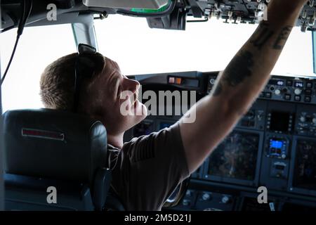 INS DEGA, Indien (3. März 2022) – Aviation Structural Mechanic 2. Class Austin knapp, zugewiesen an die „Golden Swordsmen“ der Patrouillenschwadron (VP) 47, führt vor einem Flug für die multilaterale Marineübung „MILAN 2022“ in INS Dega, Indien, 3. März 2022 Flugkontrollen an einem P-8A Poseidon durch. VP-47 ist derzeit in der NAF Misawa, Japan, stationiert und führt Seepatrouillen, Aufklärungs- und Theateraufklärungsoperationen innerhalb des US-7.-Flottengebiets (C7F) durch, um den Befehlshaber, die Task Force 72, C7F und die USA zu unterstützen Ziele des Kommandos Indo-Pazifik in der gesamten Region. Stockfoto