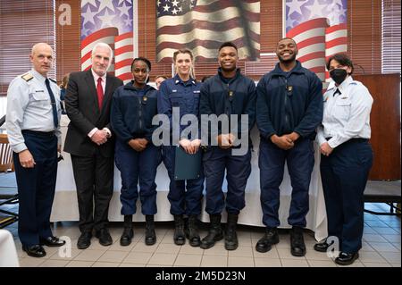 USA Die Kadetten der Küstenwache erhalten eine Challenge-Münze von Rear ADM. Bill Kelly, dem 42. Superintendent der Coast Guard Academy, nachdem sie am 3. März mit dem Black Engineer of the Year Award für herausragende Leistungen im STEM-Bereich ausgezeichnet wurden. Die Kadetten bekamen diese herausfordernde Münze in der Offiziersmesse auf dem Campus. (Petty Officer 3. Klasse Matthew Abban) Stockfoto