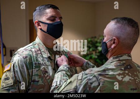 CPT Masheli Billy erhält bei seiner Abschiedszeremonie am 3. März 2022 in Fort Bliss, Texas, einen PC Award. CPT Billy ist Adjutant für Oberst Geoffrey Whittenberg, Brigadekommandeur der Kampfluftfahrtbrigade der 1. Panzerdivision. Stockfoto