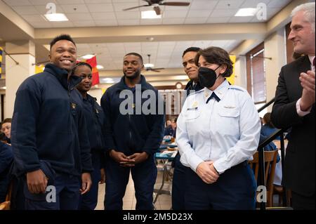 USA Die Kadetten der Küstenwache erhalten eine Challenge-Münze von Rear ADM. Bill Kelly, dem 42. Superintendent der Coast Guard Academy, nachdem sie am 3. März mit dem Black Engineer of the Year Award für herausragende Leistungen im STEM-Bereich ausgezeichnet wurden. Die Kadetten bekamen diese herausfordernde Münze in der Offiziersmesse auf dem Campus. (Petty Officer 3. Klasse Matthew Abban) Stockfoto