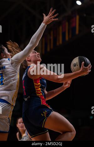 Adelaide, Australien. 28. Dezember 2022. Adelaide, Südaustralien, Dezember 28. 2022: Isobel Borlase (5 Adelaide Lightning) fährt während des Cygnett WNBL-Spiels zwischen Adelaide Lightning und Bendigo Spirit in der Adelaide Arena in Adelaide, Australien, zum Korb. (NOE Llamas/SPP) Guthaben: SPP Sport Press Photo. Alamy Live News Stockfoto