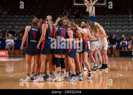 Adelaide, Australien. 28. Dezember 2022. Adelaide, Südaustralien, Dezember 28. 2022: Adelaide Lightning-Spieler treffen sich während des Cygnett WNBL-Spiels zwischen Adelaide Lightning und Bendigo Spirit in der Adelaide Arena in Adelaide, Australien. (NOE Llamas/SPP) Guthaben: SPP Sport Press Photo. Alamy Live News Stockfoto