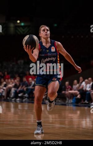 Adelaide, Australien. 28. Dezember 2022. Adelaide, Südaustralien, Dezember 28. 2022: Lauren Mansfield (33 Adelaide Lightning) fährt während des Cygnett WNBL-Spiels zwischen Adelaide Lightning und Bendigo Spirit in der Adelaide Arena in Adelaide, Australien, zum Korb. (NOE Llamas/SPP) Guthaben: SPP Sport Press Photo. Alamy Live News Stockfoto