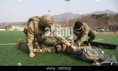 Soldaten der 210. Artillerie-Brigade, 1.-38. Artillerie-Regiment führen Kampfretter-Training in Camp Casey, Südkorea, 4. März 2022 durch. CLS konzentriert sich auf die taktische Unfallverhütung. Stockfoto