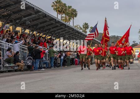 USA Marines von Bravo Company, 1. Recruit Training Bataillon, nehmen an einem Motivationslauf bei Marine Corps Recruit Depot San Diego, 3. März 2022 Teil. Die Mitarbeiter des Recruit Training Regiment stellen sicher, dass die besten Schulungen für die Recruits während ihrer Zeit auf MCRD San Diego verfügbar sind. Stockfoto