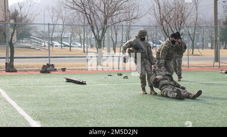 Soldaten der 210. Artillerie-Brigade, 1.-38. Artillerie-Regiment führen Kampfretter-Training in Camp Casey, Südkorea, 4. März 2022 durch. Ein wichtiger Teil von CLS ist die Brandpflege. Stockfoto