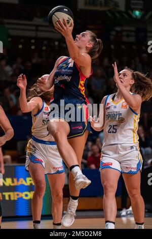 Adelaide, Australien. 28. Dezember 2022. Adelaide, Südaustralien, Dezember 28. 2022: Isobel Borlase (5 Adelaide Lightning) fährt während des Cygnett WNBL-Spiels zwischen Adelaide Lightning und Bendigo Spirit in der Adelaide Arena in Adelaide, Australien, zum Korb. (NOE Llamas/SPP) Guthaben: SPP Sport Press Photo. Alamy Live News Stockfoto