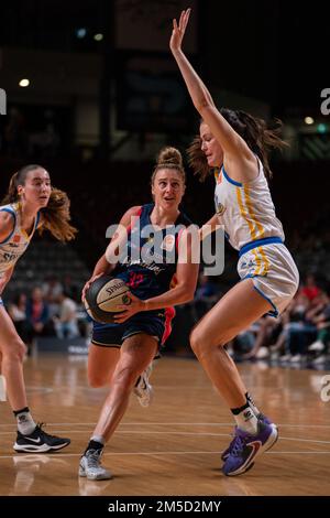 Adelaide, Australien. 28. Dezember 2022. Adelaide, Südaustralien, Dezember 28. 2022: Lauren Mansfield (33 Adelaide Lightning) fährt während des Cygnett WNBL-Spiels zwischen Adelaide Lightning und Bendigo Spirit in der Adelaide Arena in Adelaide, Australien, zum Korb. (NOE Llamas/SPP) Guthaben: SPP Sport Press Photo. Alamy Live News Stockfoto