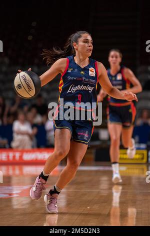 Adelaide, Australien. 28. Dezember 2022. Adelaide, Südaustralien, Dezember 28. 2022: Abby Cubillo (9 Adelaide Lightning) dribbelt während des Cygnett WNBL-Spiels zwischen Adelaide Lightning und Bendigo Spirit in der Adelaide Arena in Adelaide, Australien. (NOE Llamas/SPP) Guthaben: SPP Sport Press Photo. Alamy Live News Stockfoto