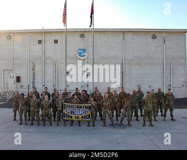 Flugzeuge des 171. Air Tanken Flügels, Pennsylvania Air National Guard, stehen vor dem 380. Air Expeditionary Wing Hauptquartier Gebäude am Al Dhafra Air Base, Vereinigte Arabische Emirate, 3. März 2022. Die Pennsylvania Airmen unterstützen die US-Aktivitäten in den USA Verantwortungsbereich des Zentralkommandos. Stockfoto