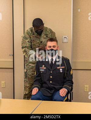 Oberstleutnant Jelani Edwards, Oberbefehlshaber der Division Artillerie, 4. Infanteriedivision, inspiziert Sergeant Jacob Fowler, einen chemisch-biologischen, radiologischen und nuklearen Offizier, der dem 2. Bataillon, dem 23. Infanterieregiment, dem 1. Stryker-Kampfteam, 4. Inf. Div., während des Soldier of the Quarter Board, 3. März 2022, in Fort Carson, Colorado. Stockfoto